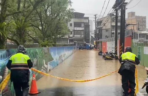 汐止水淹30公分成湖 警到場拉封鎖線!公所抽水機出動