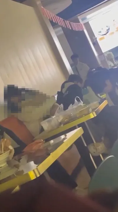 一段年輕男女，在餐廳座椅上交疊，還上下抖動的影片。翻攝《●【爆廢公社二館】●》社團