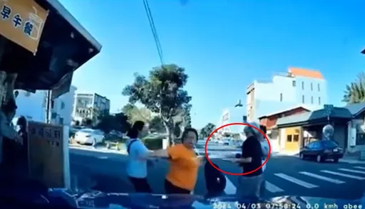 花蓮早餐店被壓垮清晰影片！員工手拿蛋餅跑出　驚悚10秒「1樓變地下室」