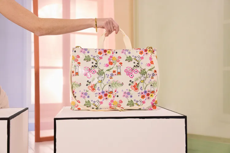 Miffy Botanical米飛兔聯名橫式盒型三用途斜背包，3680元。品牌提供