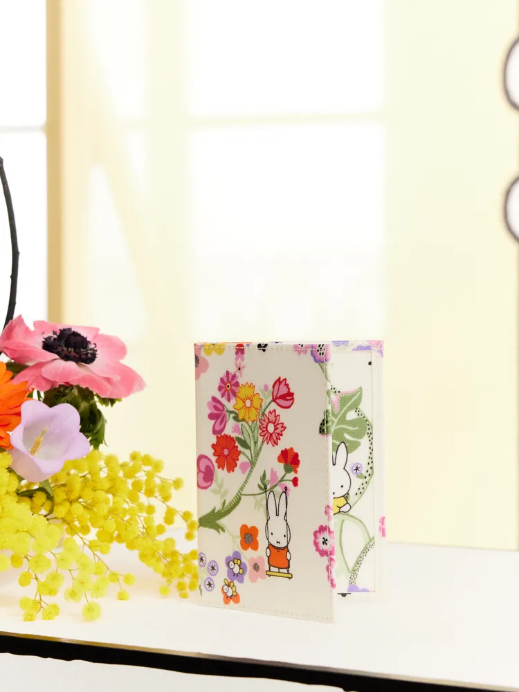 Miffy Botanical米飛兔聯名護照夾，850元。品牌提供