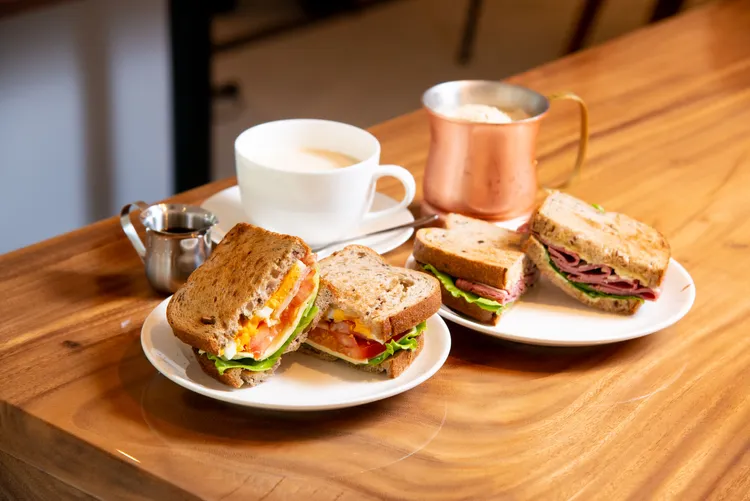 日本上島珈琲店人氣商品B・L・T起司蛋三明治與台灣原創人氣WASABI醬牛肉濃厚起司三明治。業者提供