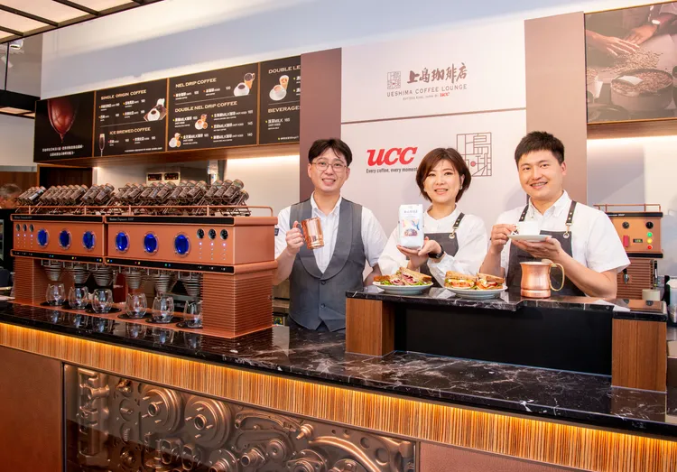 2023台灣手沖錦標賽冠軍陳俊宏(左起)、UCC 2017世界盃虹吸咖啡大賽冠軍楊衣姍、2023世界盃拿鐵拉花大賽季軍林紹興，展現UCC職人咖啡精神。業者提供