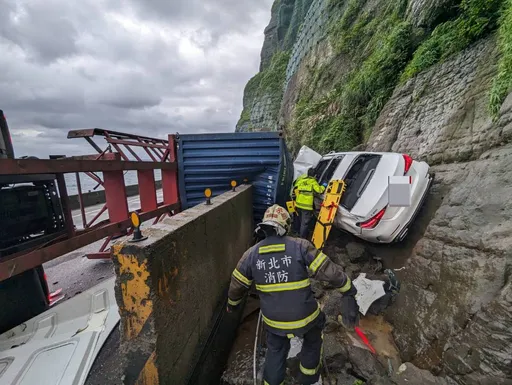 台2線嚴重車禍！大貨車過彎翻覆衝對向連撞2車　賓士慘夾山壁釀3傷