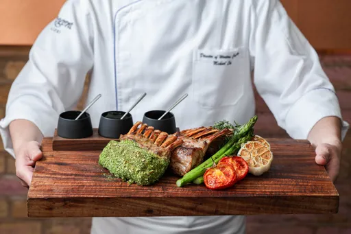 整骨大師端新菜 晶華ROBIN'S「紐西蘭犢牛帶骨牛排Veal Bone-in Steak」 上桌