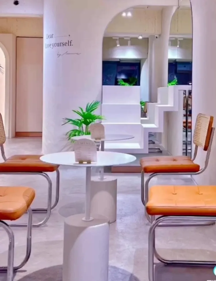 位在台中市西區『S’AIME』 源自法文．中譯『愛自己』店內用餐環境。TikTok@roseforever1 提供