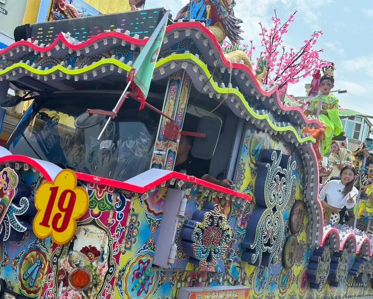 二伯秀出hahababy藝閣車，上面有19號編號。翻攝二伯臉書