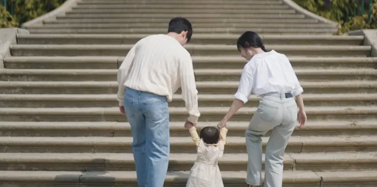 「白洪夫妻」把流產的女兒重新生回來。翻攝Netflix