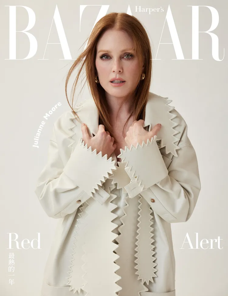 茱莉安摩爾拍攝《Harper’s BAZAAR》封面。《Harper’s BAZAAR》提供