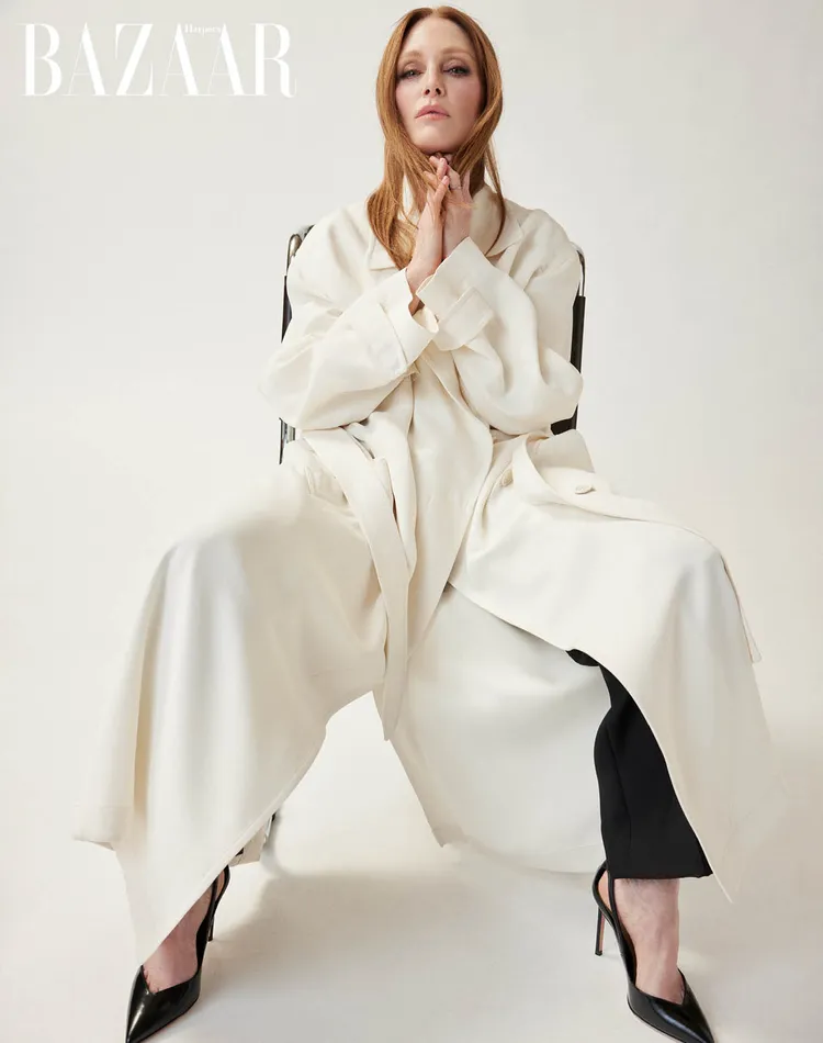 茱莉安摩爾拍攝《Harper’s BAZAAR》封面。《Harper’s BAZAAR》提供