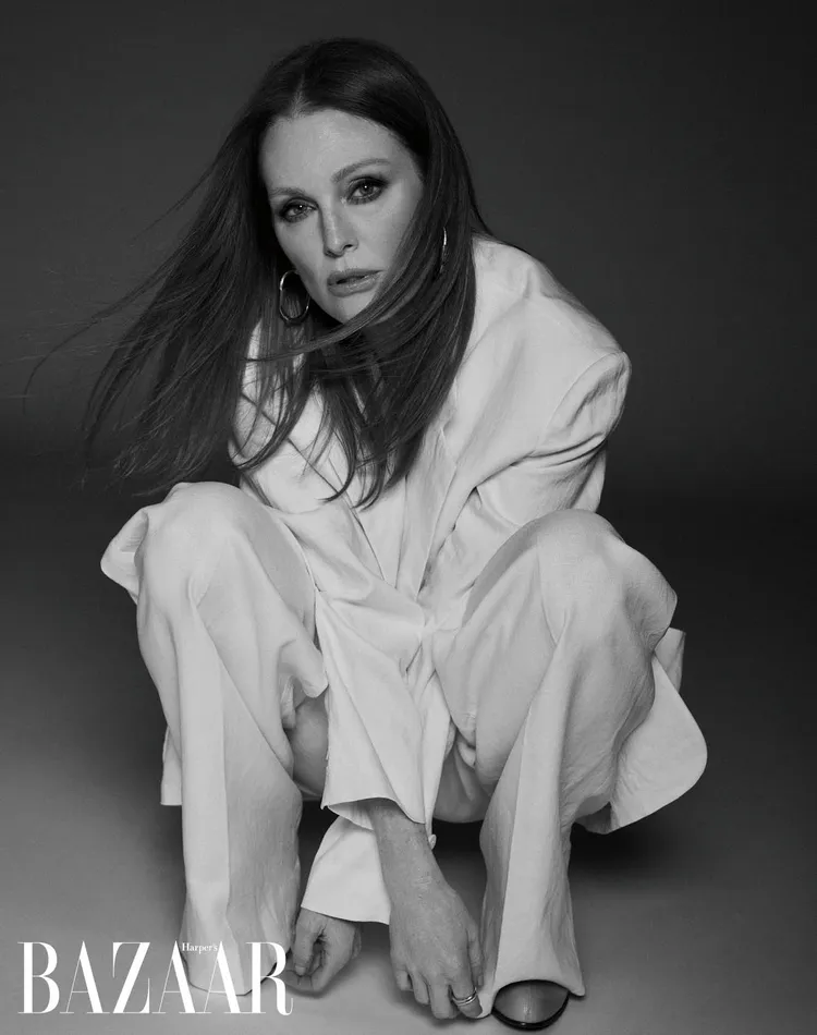 茱莉安摩爾拍攝《Harper’s BAZAAR》封面。《Harper’s BAZAAR》提供