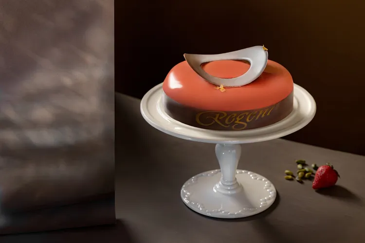 莓開眼笑．開心果草莓慕斯每個售價1280元。業者提供