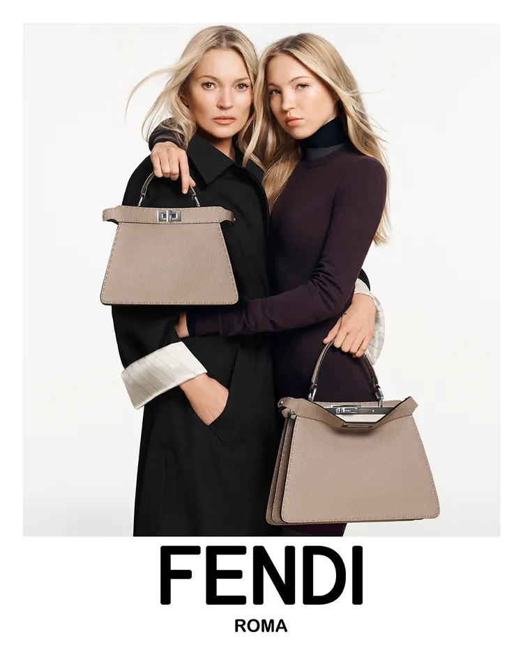 凱特摩絲（左）與女兒萊拉（右）一同為FENDI Peekaboo包拍攝全新形象廣告。品牌提供
