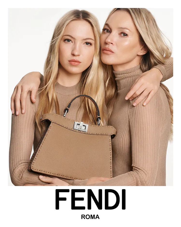 凱特摩絲（右）與女兒萊拉（左）一同為FENDI Peekaboo包拍攝全新形象廣告。品牌提供