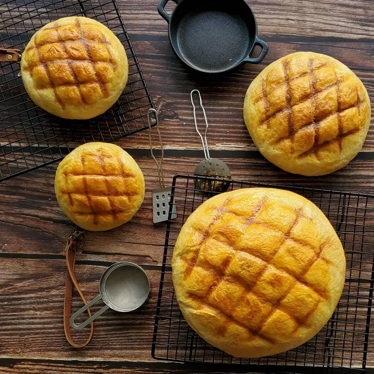 包‧手作羊毛氈｜擬真羊毛氈菠蘿麵包錢包。Pinkoi提供