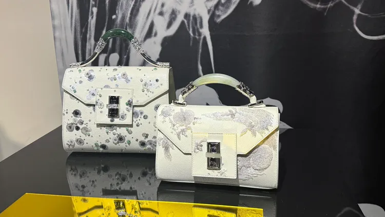 品牌玉鐲包首度選用了淺色、柔韌度相對較高的「和闐玉」製作提把。張家玲攝