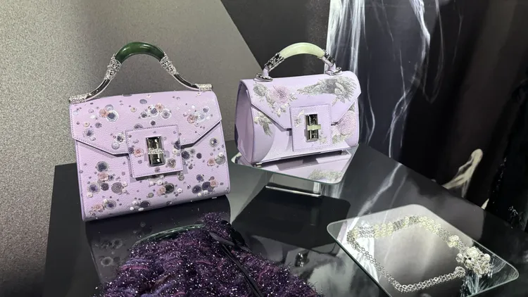 品牌玉鐲包首度選用了淺色、柔韌度相對較高的「和闐玉」製作提把。張家玲攝