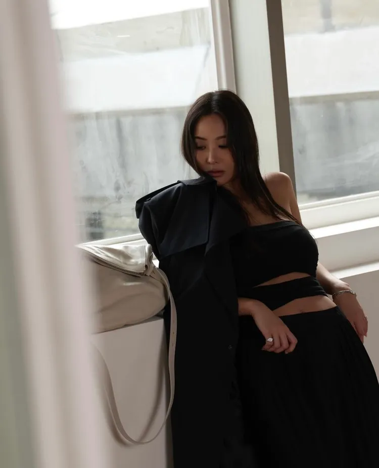 孫芸芸穿著鏤空褲裝秀出緊實腹肌線條。翻攝孫芸芸IG