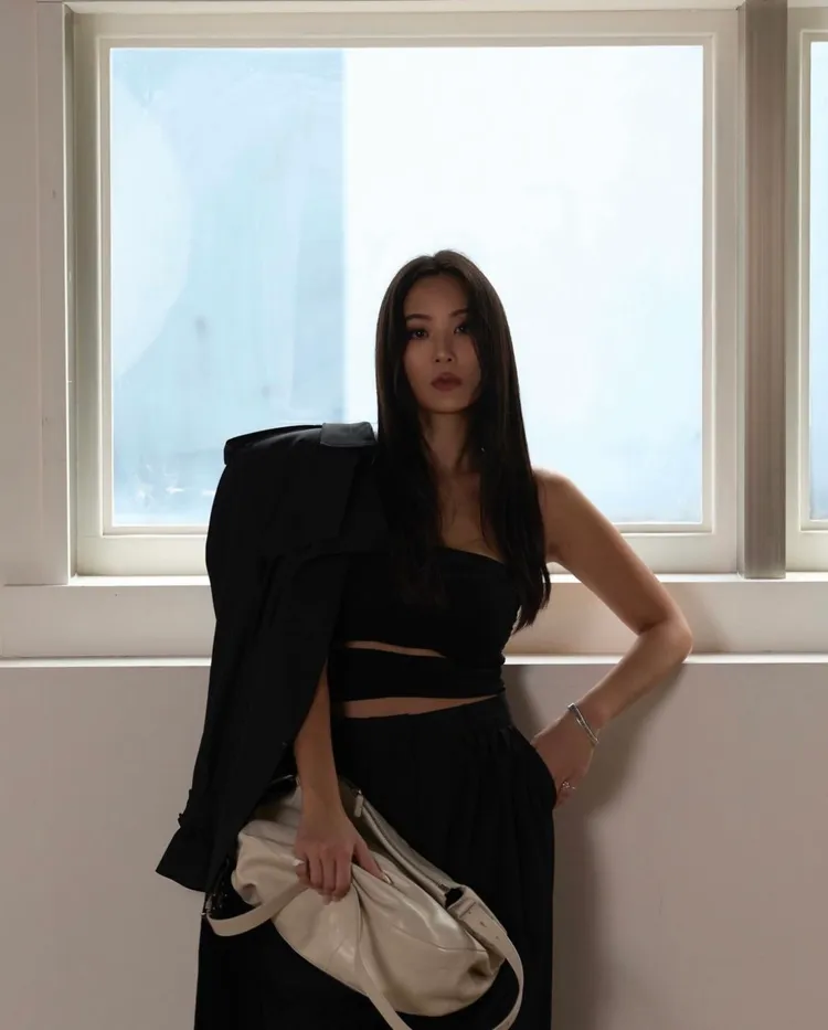 Burberry包包也隨性拿在手上。翻攝孫芸芸IG