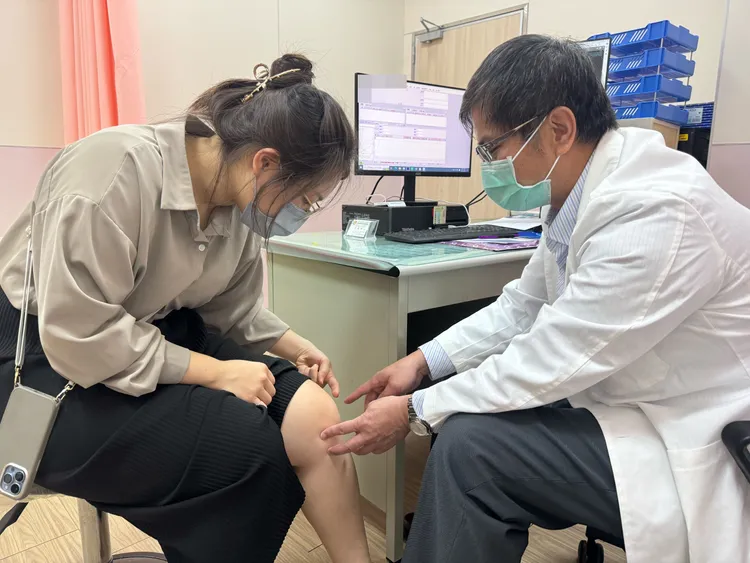 吳啟明醫師說，跟著遶境要選穿好鞋避免腳受傷。院方提供