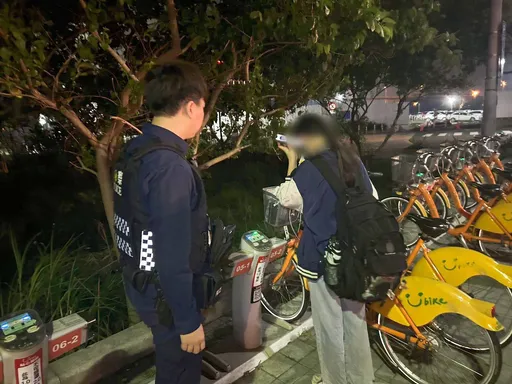 女子借UBike還不了車！呆站路邊心慌慌　大園警伸援手