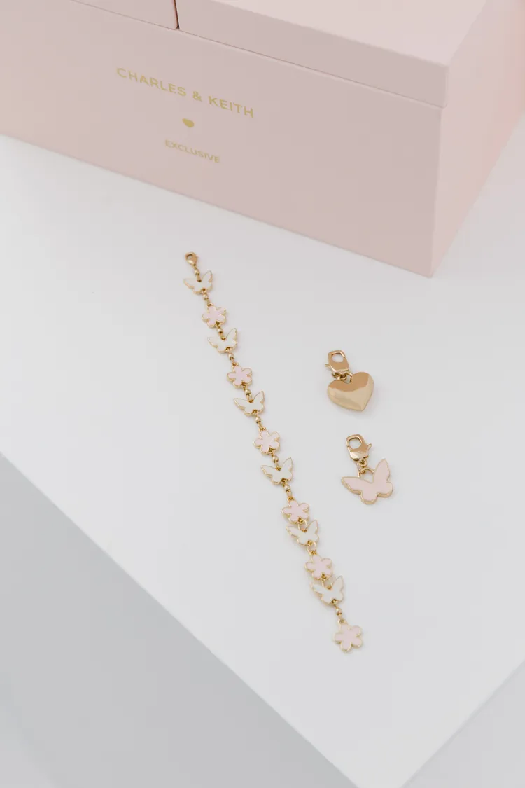 禮盒內附有精緻手鍊和蝴蝶、愛心吊飾。品牌提供