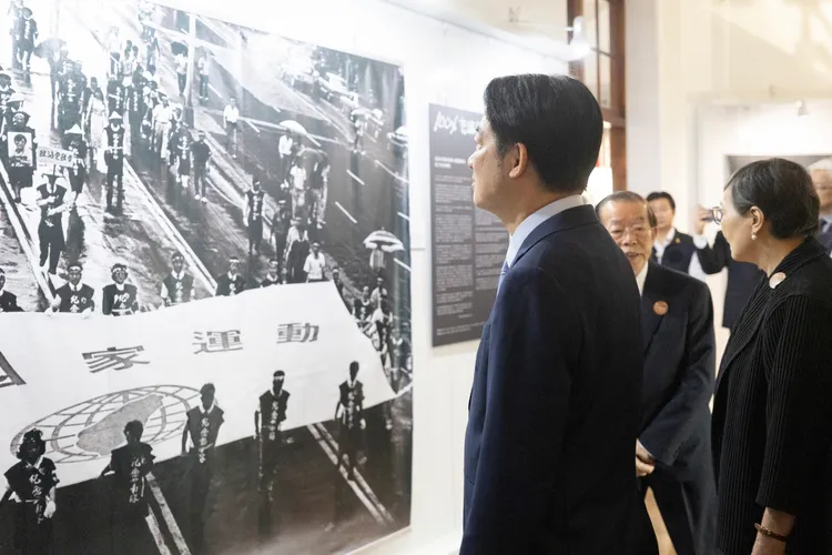 賴清德參觀展區，駐日代表謝長廷也返台參與。府提供