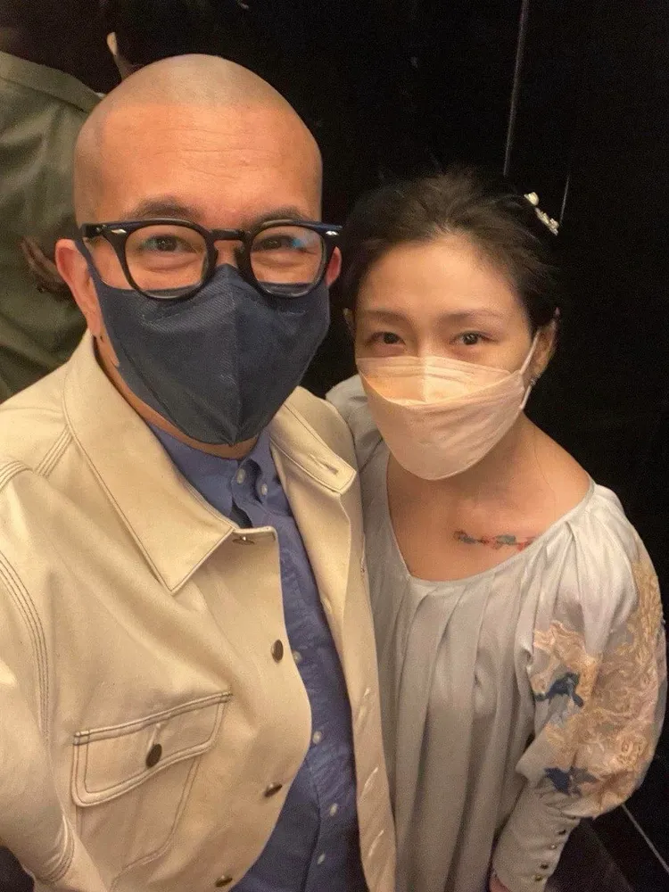 具俊曄（左)日前上韓國節目，秀8張和大S的電梯自拍。翻攝大S工作室