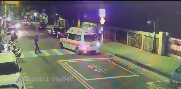 任男被球棒圍毆受傷，被送往醫院治療。翻攝畫面