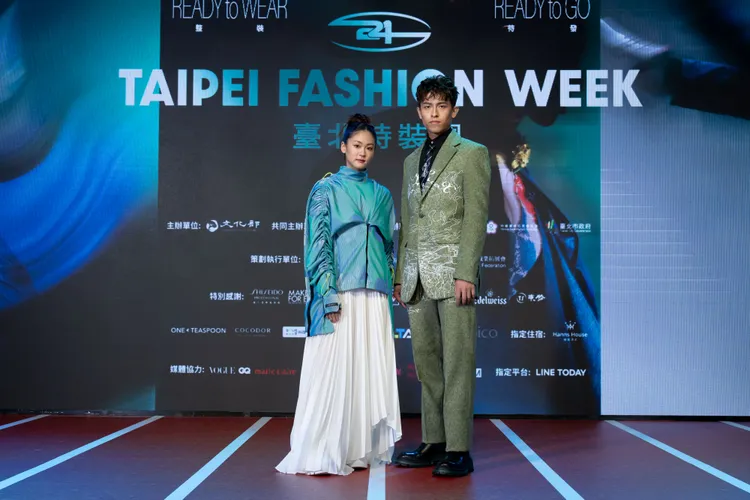 擊劍金牌得主陳致傑（右）、空手道選手文姿云（左）穿著時裝周秀服出席展前記者會。台北時裝周提供