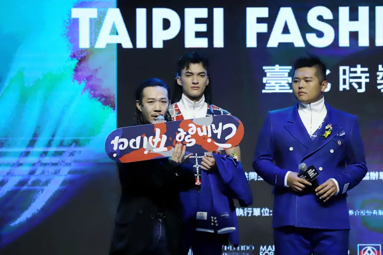 設計師周裕穎介紹奧運服細節。台北時裝周提供