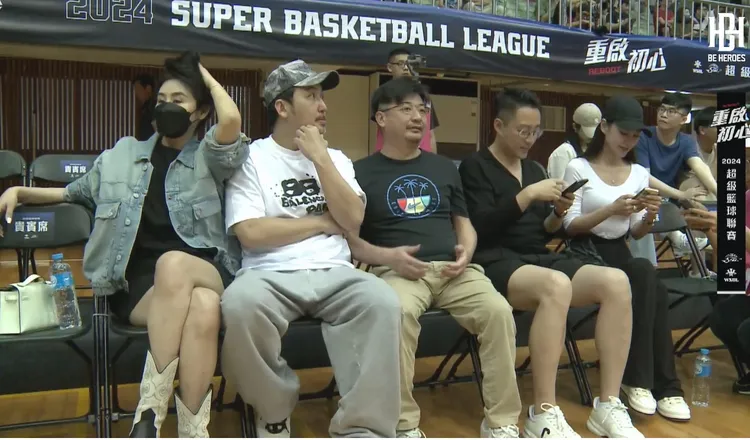 汪小菲身旁還有彰化縣議長也是籃協理事長的謝典林，以及李進良。翻攝自BE HEROES YT