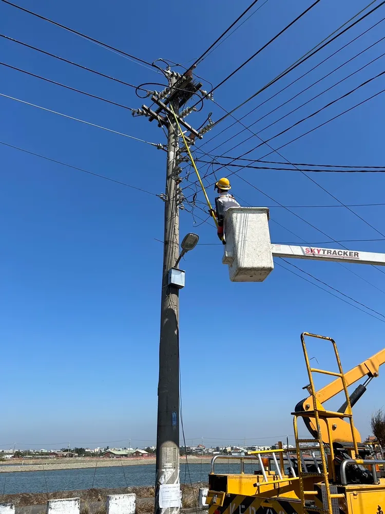 台電高雄區處同仁穿戴好絕緣手套、肩套、絕緣鞋、面罩，手持操作棒，小心翼翼拆除尚未成形的喜鵲鳥巢。台電提供