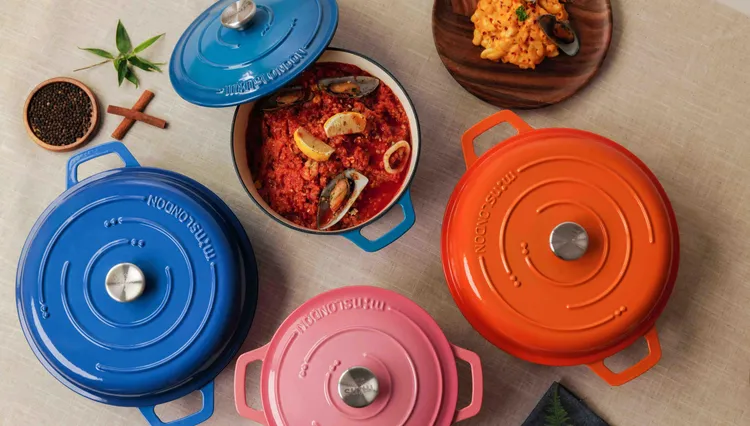 Mins London 琺瑯鑄鐵鍋精心設計以「生鐵」製作而成。業者提供