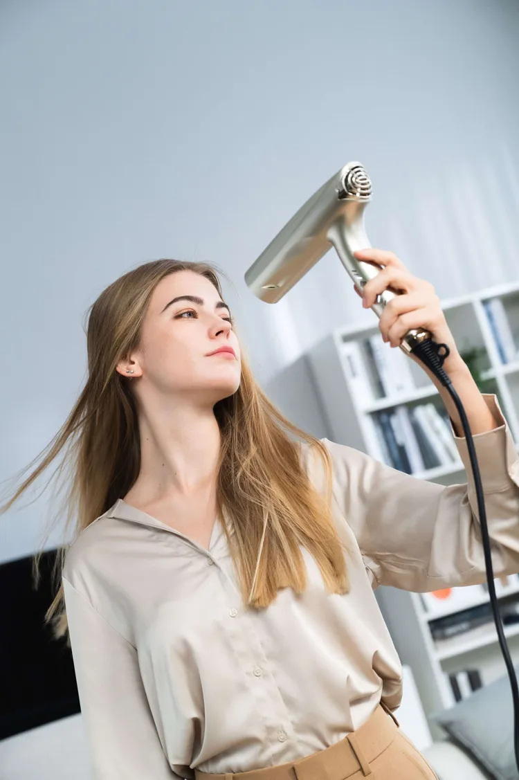 Mins London AYO 正負離子吹風機4月期間調整優惠價4980元，圖為薄霧金。業者提供