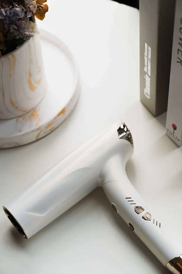 Mins London AYO 正負離子吹風機吹出沙龍級秀髮，提供星幻白、薄霧金和迷霧黑3款顏色。業者提供