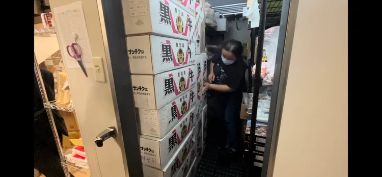 台中市食安處人員封存問題肉品。食安處提供