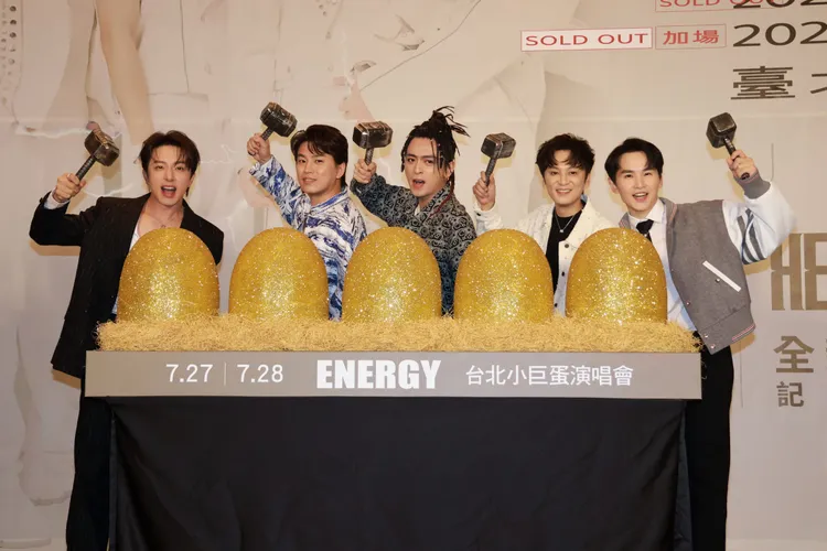 Energy在記者會上破蛋儀式。莊宗達攝