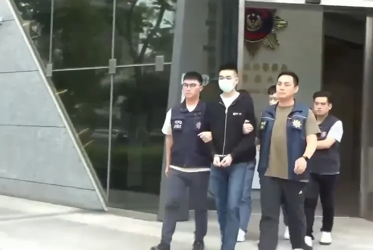 劉姓男子（前）等人移送偵辦。翻攝畫面