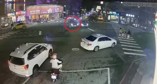 又有行人走斑馬線被撞！台中男外側車道硬切左轉　險撞飛1家4口