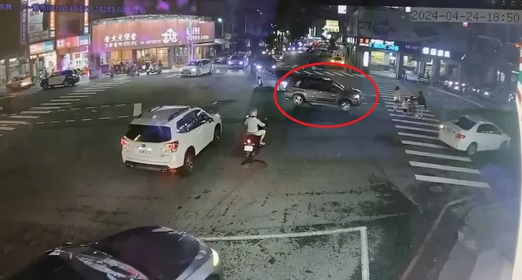 休旅車及時煞住，仍撞傷其中1名路人。民眾提供