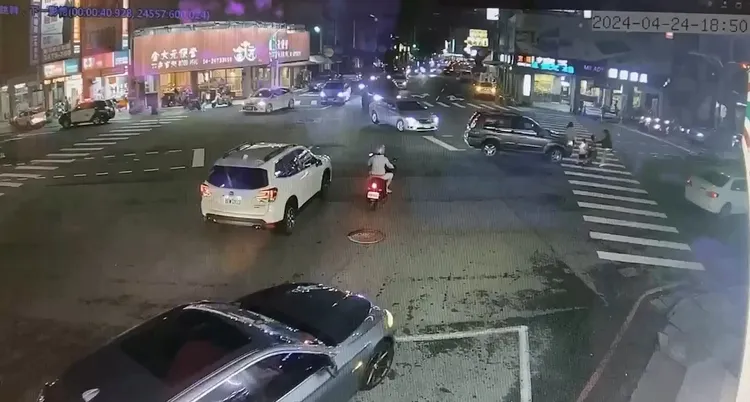 一家四口所幸只有1人輕傷。民眾提供