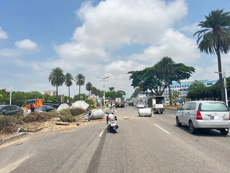 鋼捲掉落，造成交通大亂。翻攝畫面