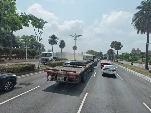 4噸重鋼捲掉落路面!3車無辜波及路燈斷 小港機場要道交通大亂
