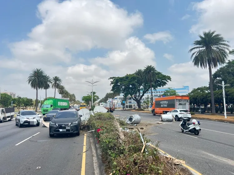 鋼捲掉落，造成交通大亂。翻攝畫面