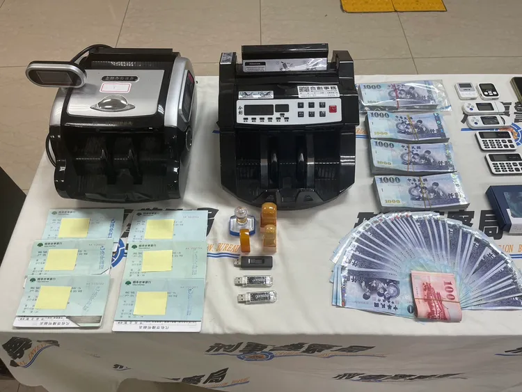 警方查獲點鈔機等證物。翻攝畫面
