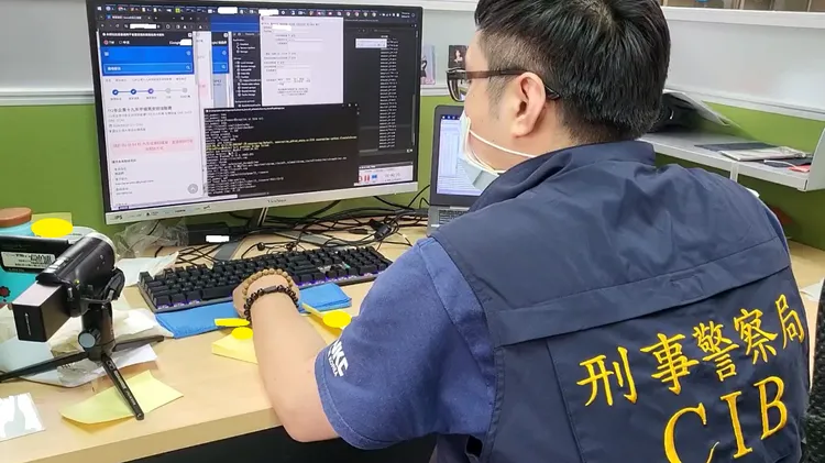 警方搜索姚男電腦。翻攝畫面