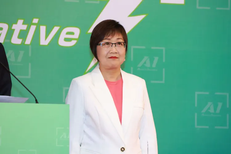 僑委會委員長徐佳青留任。莊宗達攝