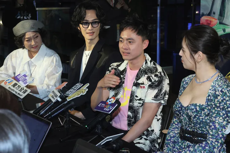 導演練建宏（右二）遇網路交友詐騙。彭欣偉攝