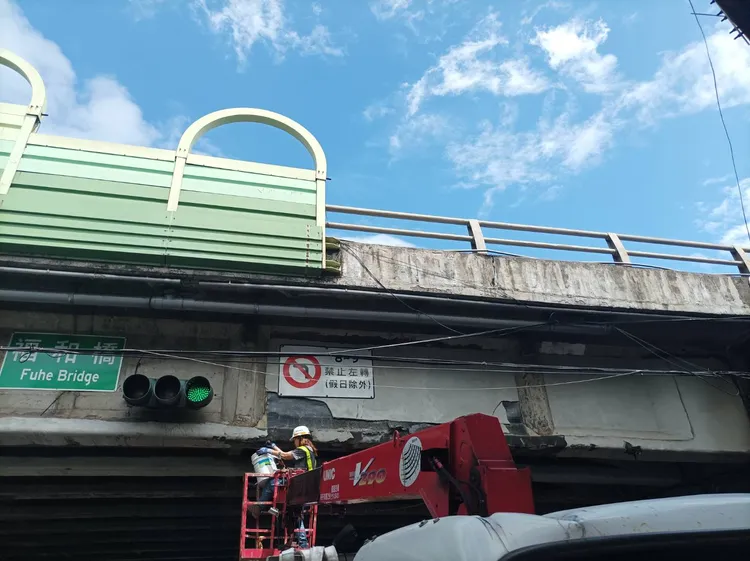 養工處緊急封閉福和橋主橋外側一個車道並修補中。工務局提供